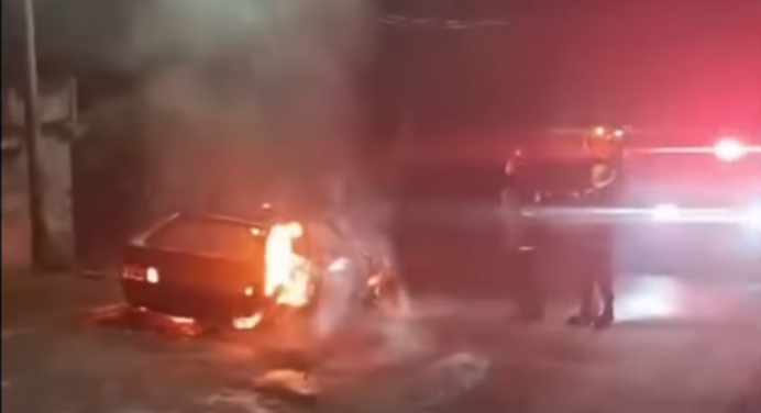 Incendio en El Valle: Vehículo se quema por pirotecnia frente a Las Carmelitas