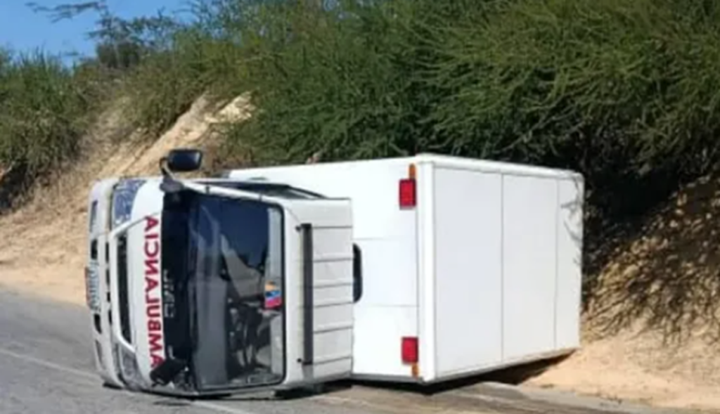 ÚLTIMA HORA: Ambulancia se vuelca en el cruce de Boca del Río en Macanao #2Ene