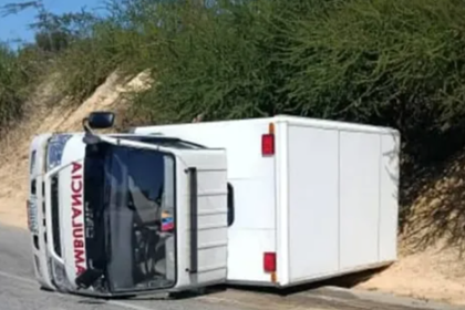ÚLTIMA HORA: Ambulancia se vuelca en el cruce de Boca del Río en Macanao #2Ene