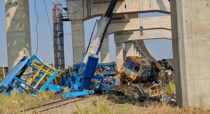 31 muertos y 67 heridos: Grúa cae sobre un tren en movimiento en Tailandia