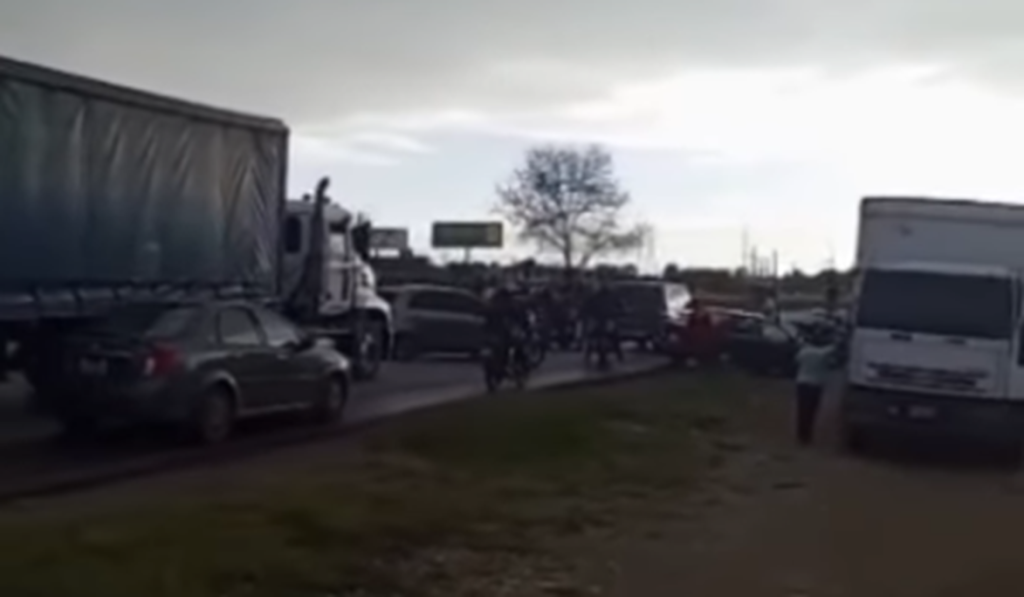 Tranca en la Av. Juan Bautista Arismendi por arrollamiento de motorizado