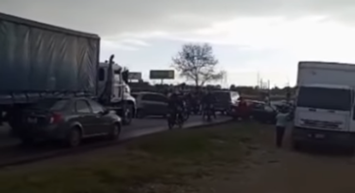 Tranca en la Av. Juan Bautista Arismendi por arrollamiento de motorizado
