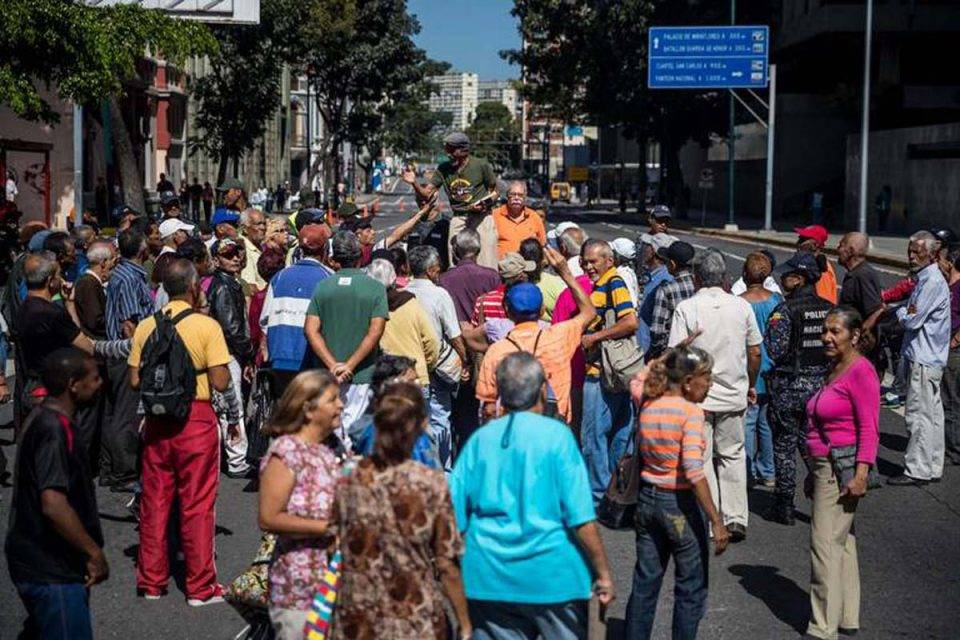 Adultos mayores esperan un aumento de pensiones en Venezuela