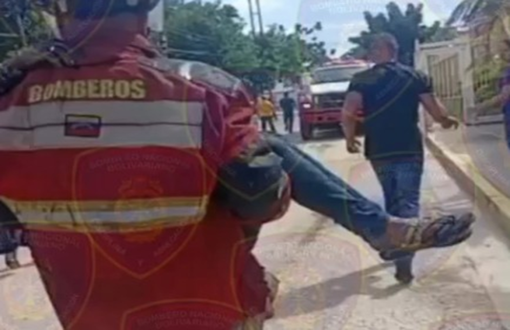 Maneiro: Bomberos salvan a una adulta mayor durante incendio en Roble Mar