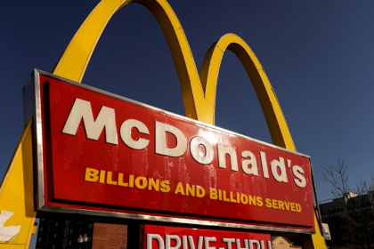 Demandan a McDonald’s por no auxiliar a mujer que sufrió «ataque mortal» en un autoservicio de Los Ángeles