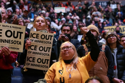 Se desatan protestas en Minneapolis tras la muerte de un hombre a manos de agentes del ICE