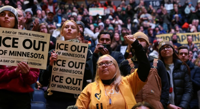 Se desatan protestas en Minneapolis tras la muerte de un hombre a manos de agentes del ICE