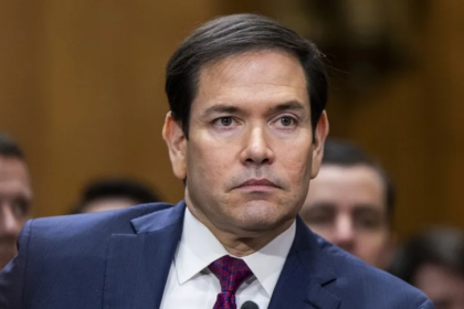 Un manifestante interrumpe a Marco Rubio en el Senado