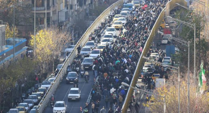 Irán es sacudida por protestas en Año Nuevo debido a la crisis económica