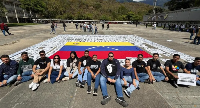 Jóvenes venezolanos se concentran este 12 de febrero