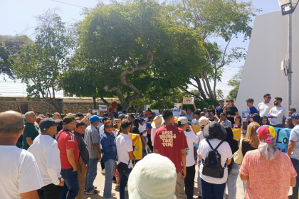 Estudiantes acompañados de miembros de la sociedad civil se reúnen en la plaza de armas en Pampatar