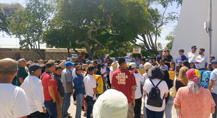 Estudiantes acompañados de miembros de la sociedad civil se reúnen en la plaza de armas en Pampatar (Videos)