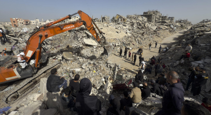 Rescatistas remueven los escombros de Gaza en busca de cadáveres