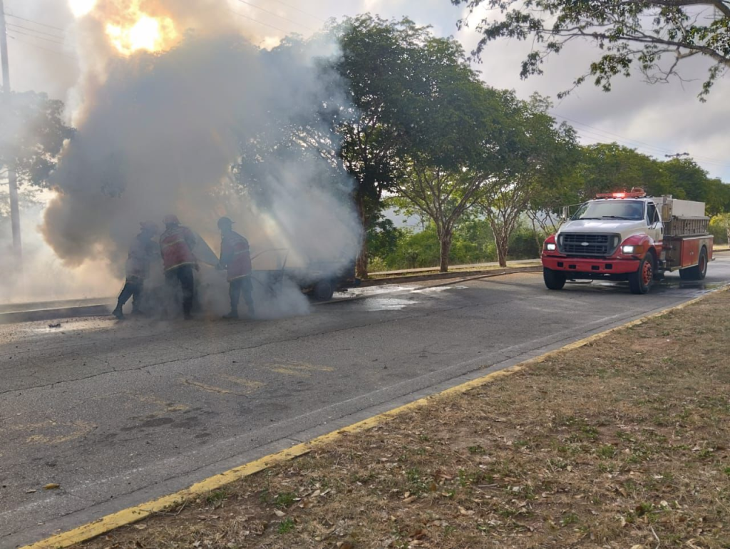 Cuerpo de Bomberos sofoca incendio de vehículo frente a los Tribunales de La Asunción
