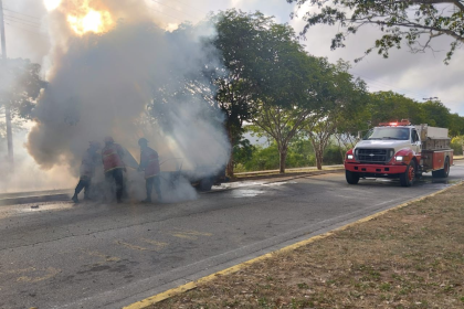 Cuerpo de Bomberos sofoca incendio de vehículo frente a los Tribunales de La Asunción