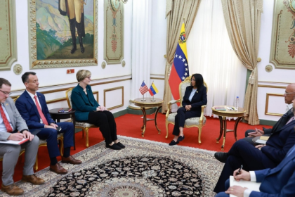 Encargada de negocios de Estados Unidos reiteró a Delcy Rodríguez las tres fases para lograr transición en Venezuela