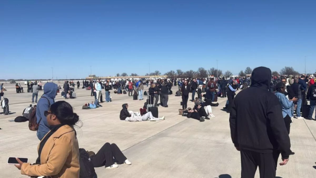 Evacúan aeropuerto de Kansas City por amenaza de bomba