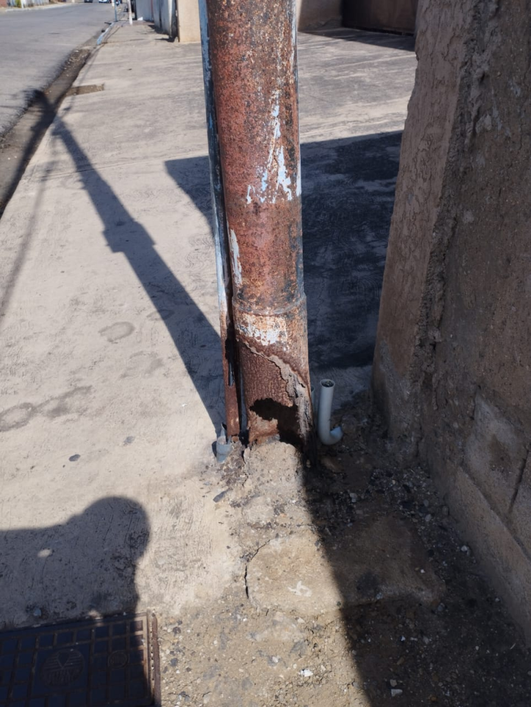 Otro poste en riesgo frente a la Cámara de Comercio