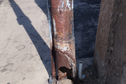 Otro poste en riesgo frente a la Cámara de Comercio
