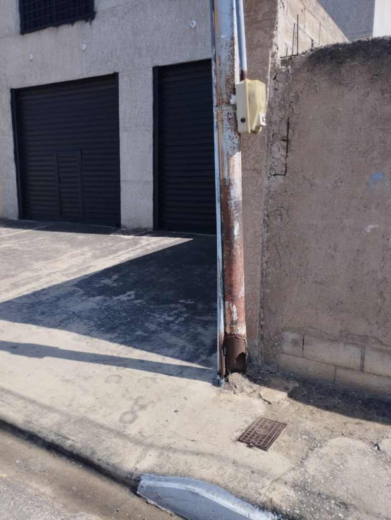 Otro poste en riesgo frente a la Cámara de Comercio