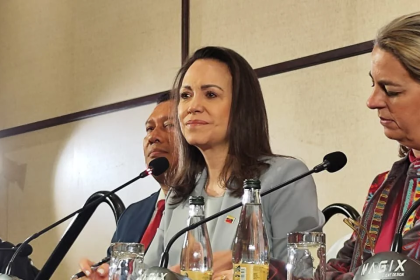 Miles de personas en Chile aclaman a María Corina Machado en su mayor concentración fuera de Venezuela