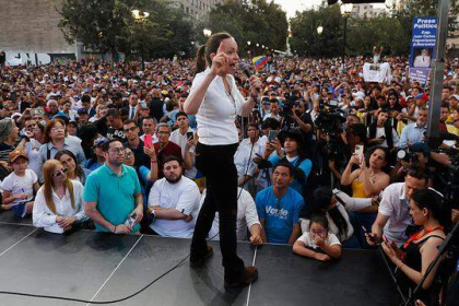 María Corina Machado pide a sus compatriotas exiliados en Chile volver a Venezuela