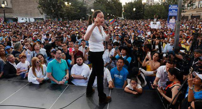 María Corina Machado pide a sus compatriotas exiliados en Chile volver a Venezuela
