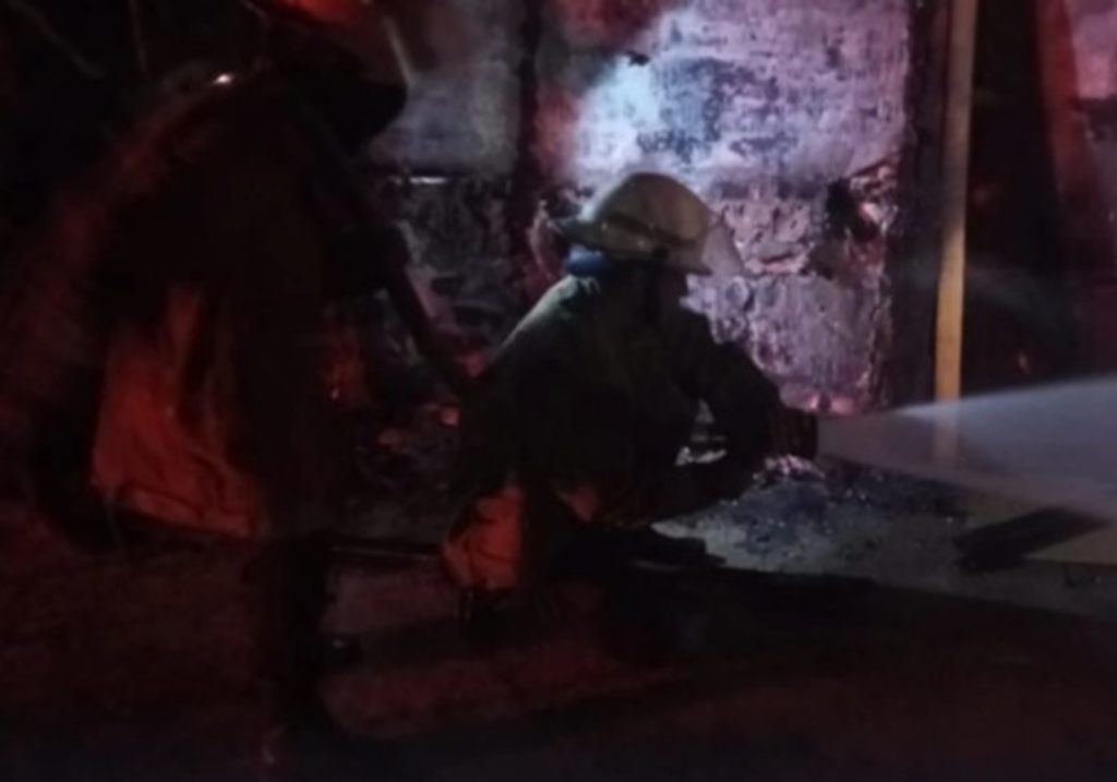 Fuego arrasa con vivienda en Los Millanes