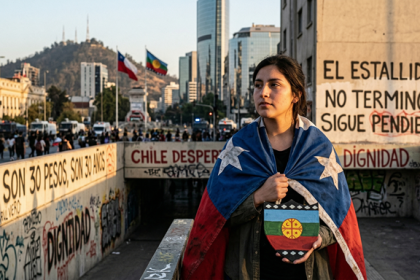 . La ministra de Ciencias Ximena Lincolao vivió una tensa y caótica salida desde la Universidad Austral de Chile, donde fue agredida verbal y físicamente por estudiantes en medio de una manifestación