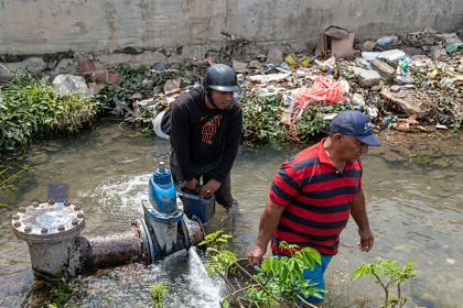 Vecinos de García recurren a toma clandestina para surtirse de agua, luego de 70 días de extrema sequía