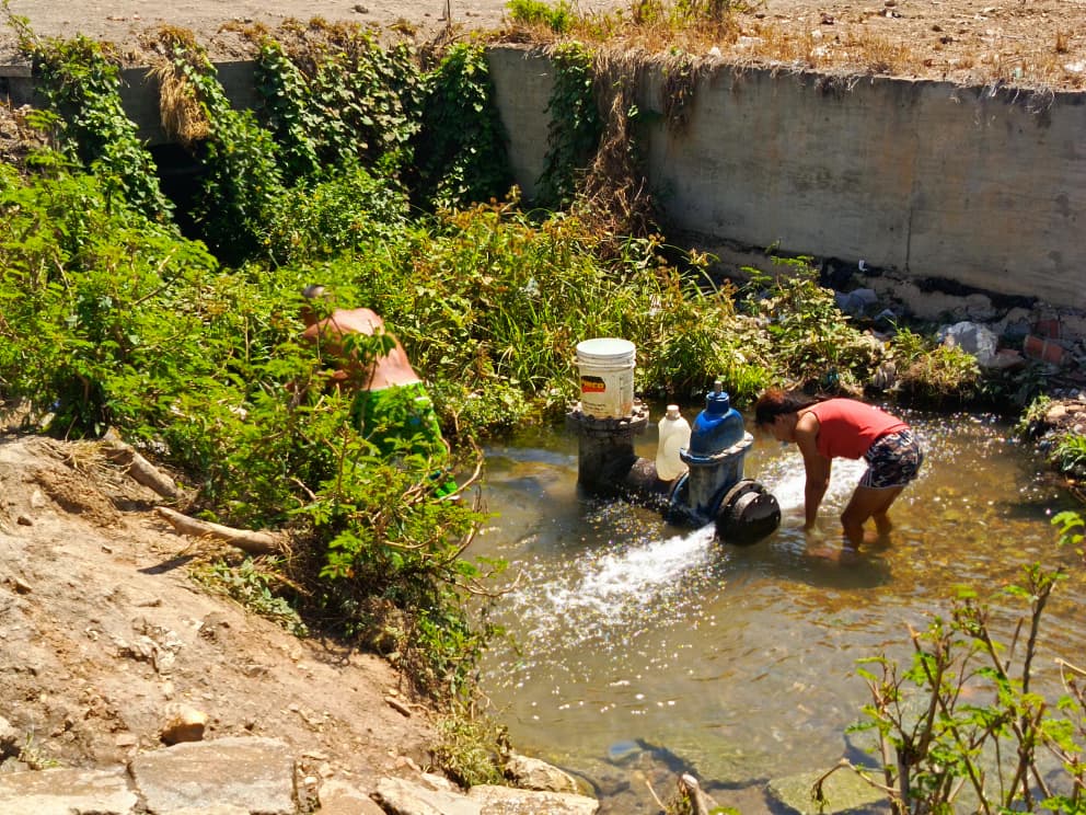 De una válvula con fallas se surten de agua en García