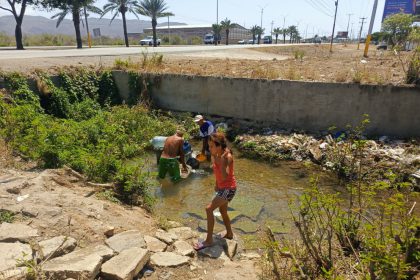 De una válvula con fallas se surten de agua en García