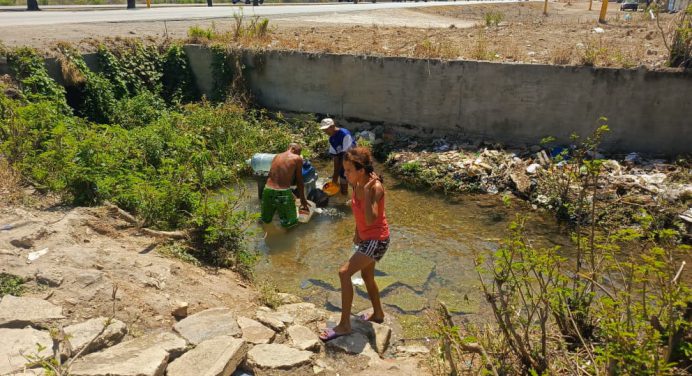 De una válvula con fallas se surten de agua en García