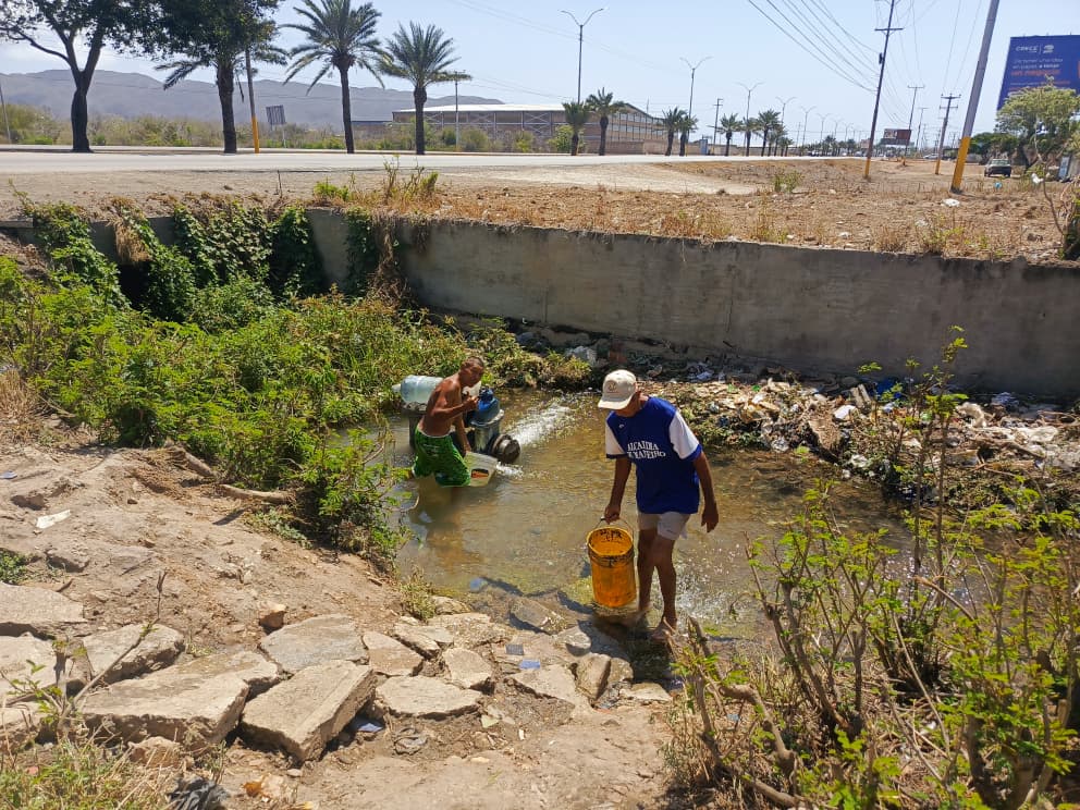 De una válvula con fallas se surten de agua en García