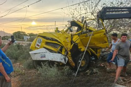 Accidente de camión cisterna deja sin electricidad a zonas de Tubores y Díaz