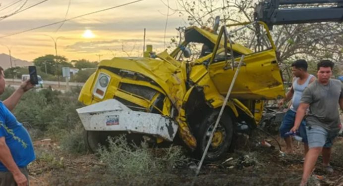 Accidente de camión cisterna deja sin electricidad a zonas de Tubores y Díaz