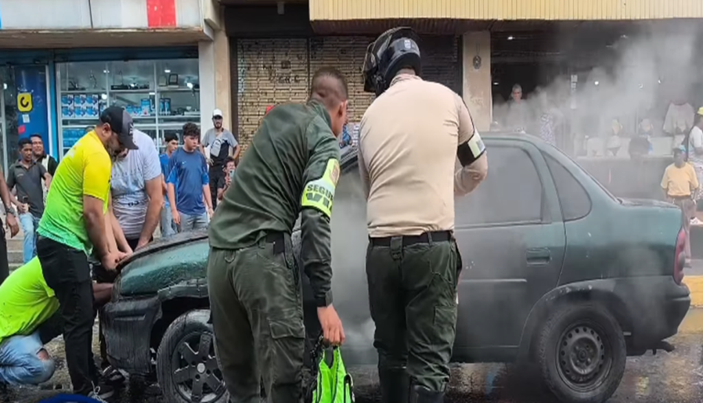 Doble siniestro en Porlamar: Carro y moto se incendian en calles diferentes +VIDEO