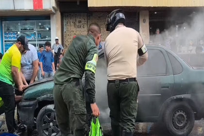Doble siniestro en Porlamar: Carro y moto se incendian en calles diferentes +VIDEO