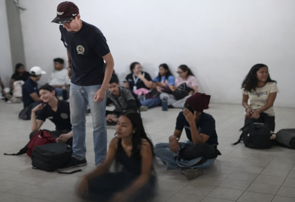 Crisis en la Udone: Estudiantes reciben clases en el suelo por déficit de 200 pupitres