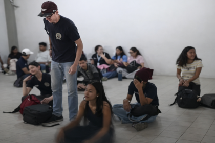Crisis en la Udone: Estudiantes reciben clases en el suelo por déficit de 200 pupitres