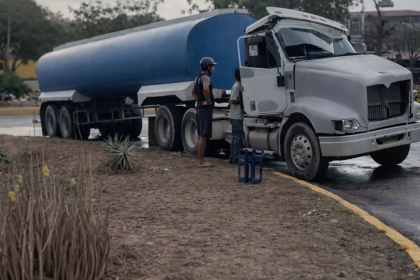 Volcamiento de camión cisterna dejó un herido en Conejeros