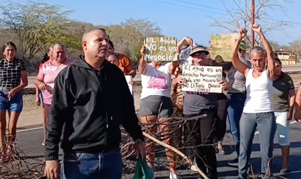 Vecinos de Las Hernández protestan por deficiencias en el suministro de agua