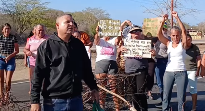 Vecinos de Las Hernández protestan por deficiencias en el suministro de agua