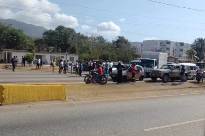 Vecinos de San Antonio cerraron la Av. JBA en reclamo por más de 70 días sin agua