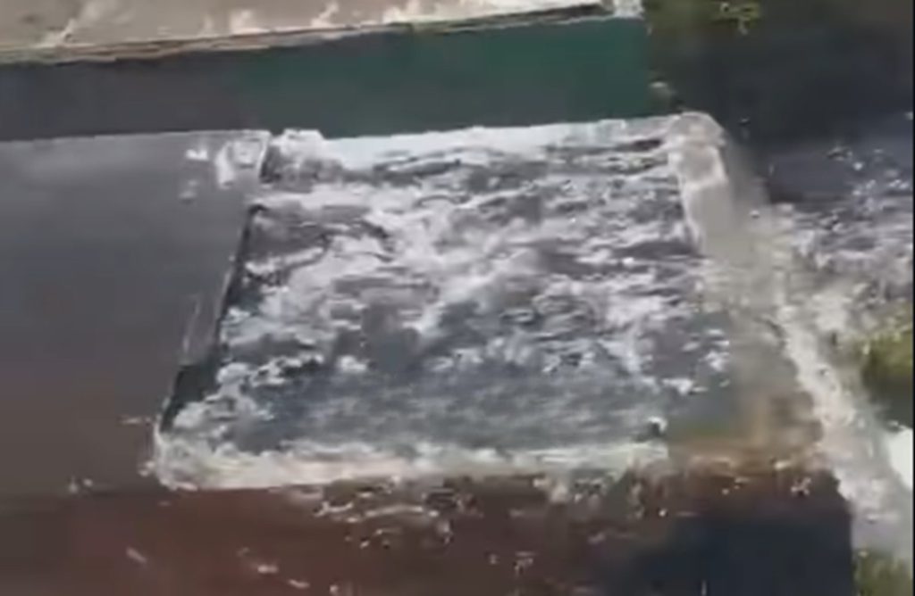 Enorme fuga de agua en la Av. JBA afecta a varias comunidades