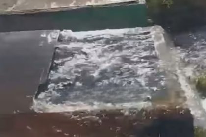 Enorme fuga de agua en la Av. JBA afecta a varias comunidades