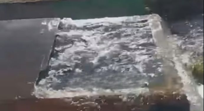 Enorme fuga de agua en la Av. JBA afecta a varias comunidades