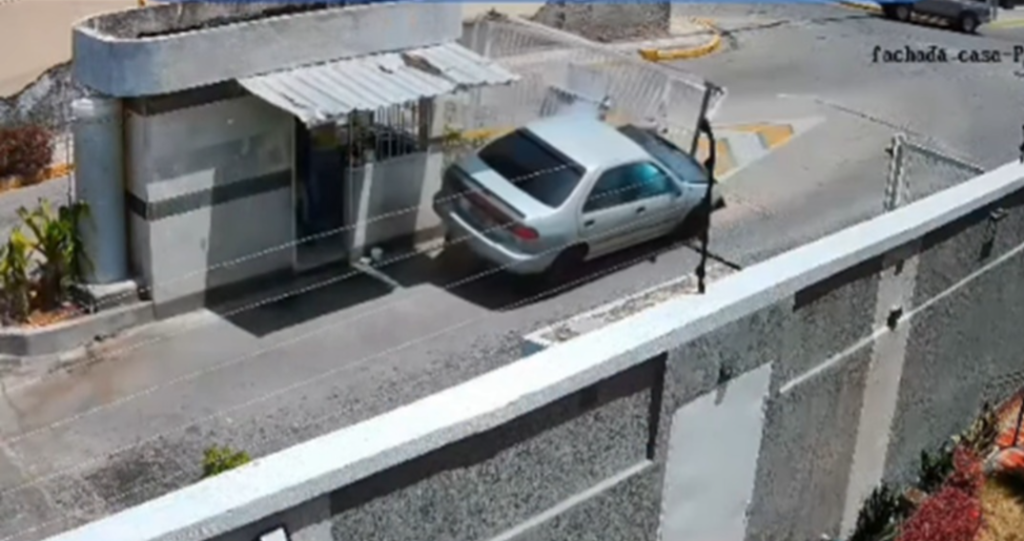 Conductor bajo efectos del alcohol derriba portón de la urbanización Sabanamar