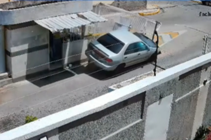 Conductor bajo efectos del alcohol derriba portón de la urbanización Sabanamar