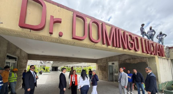 Encargado de negocios de EEUU visitó dos hospitales en Caracas, esto dijo sobre medicamentos enviados por Washington